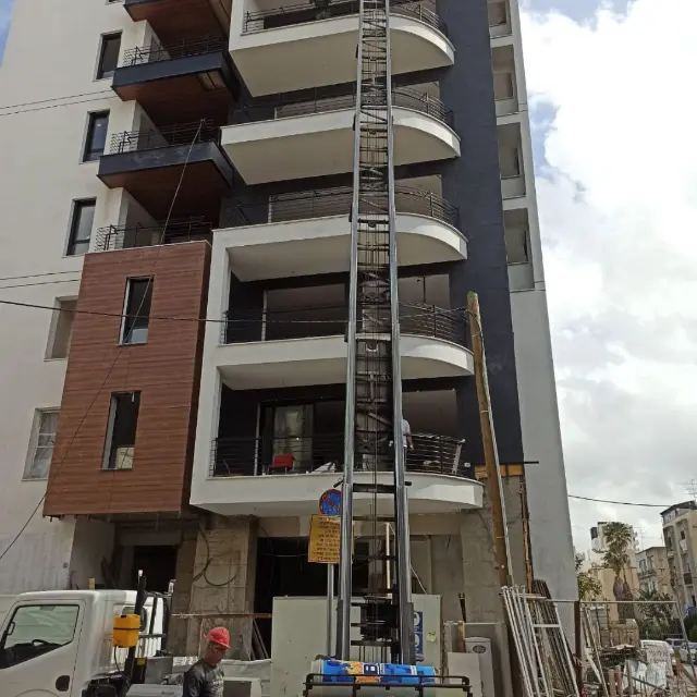 סולם המנוף מגיע לקומה גבוהה בבניין מגורים